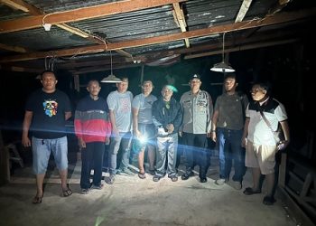 Kanit Jatanras IPDA B. Situngkir SH dan Tim Opsnal bersama Polsek Gunung Malela bongkar gelanggang ayam di Karang Bangun