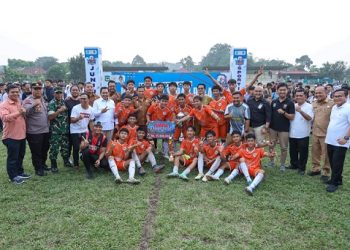 Sekda Junaedi Antonius Sitanggang SSTP MSi bersama Ketua DPRD Kota Pematangsiantar Timbul Marganda Lingga SH dan perwakilan Unsur Forkopimda photo bersama Tim SMAN 2 yang meraih Juara 1 