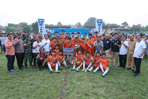 Sekda Junaedi Antonius Sitanggang SSTP MSi bersama Ketua DPRD Kota Pematangsiantar Timbul Marganda Lingga SH dan perwakilan Unsur Forkopimda photo bersama Tim SMAN 2 yang meraih Juara 1