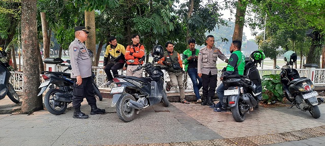 Personil Sat Binmas Patroli Sambang Kamtibmas dan Silaturahmi kepada Ojol