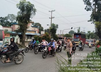 Bhabinkamtibmas AIPDA Fadlan Fahmi, S.H Gatur lalin di Simpang Karang Sari