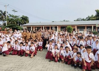 Binmas IPDA Nirwan Sirait dan Bhabinkamtibmas Kelurahan Setia Negara AIPTU Januar Butarbutar sosialiasi antisipasi Bullying di SD Negeri 124387