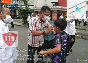 Kadis Kesehatan Urat Hatoguan Simanjuntak SKM MKes bagikan masker kepada masyarakat