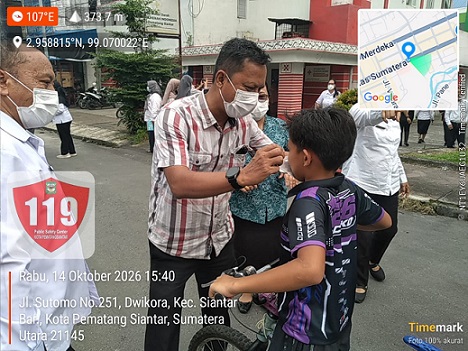 Kadis Kesehatan Urat Hatoguan Simanjuntak SKM MKes bagikan masker kepada masyarakat