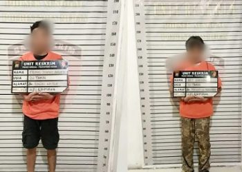 Dua pelaku pencurian kursi gereja HKBP Pardede yang ditangkap polisi. (Foto Ist)
