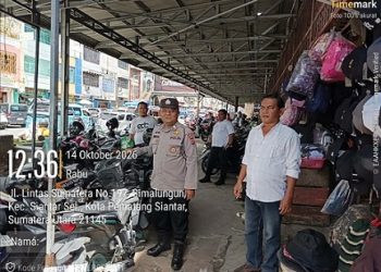 Kasub Sektor Pasar Horas AIPTU Edi Syahputra SH melaksanakan patroli jalan kaki siang hari