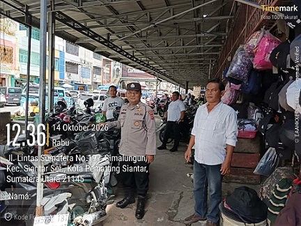 Kasub Sektor Pasar Horas AIPTU Edi Syahputra SH melaksanakan patroli jalan kaki siang hari