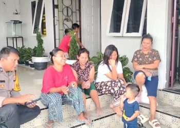 Bhabinkamtibmas Kelurahan Naga Pita AIPDA A. Simatupang sambangi warga Jalan Tangki