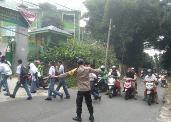 Bhabinkamtibmas Polsek Siantar Barat Gatur Lalin Pos Padat Pagi di Jalan Singosari