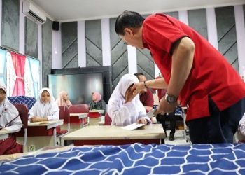 Ketua DPC PDI Perjuangan Kota Medan, Hasyim, SE saat menjenguk para siswa korban dugaan keracunan MBG di UPT SD Negeri 060870 Medan. (Foto Ist)