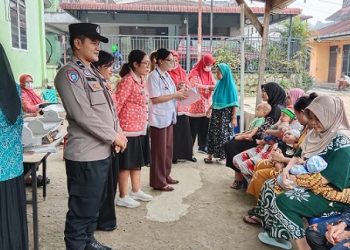 Bhabinkamtibmas AIPDA Irwan Surya Darma dampingi kegiatan Posyandu di Jalan Diponegoro Gang Kopral