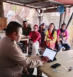 Bhabinkamtibmas Kelurahan Simalungun AIPTU Untung JF Nainggolan Pendataan Perlinsos Warga Jalan Pematang