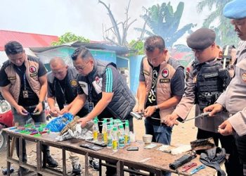 Penggerebekan markas narkoba di Desa Mencirim Kampung, Kecamatan Kutalimbaru, Kabupaten Deli Serdang oleh tim gabungan Satuan Reserse Narkoba Polrestabes Medan - BNNP Sumut - Ditresnarkoba Polda Sumut dan Satpol PP yang menyita pistol jenis airsoft gun dan dua bilah senjata tajam berupa sangkur. (Foto Ist)j