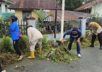 Kanit Binmas IPDA Melyana beserta Bhabinkamtibmas mengikuti kegiatan gotong royong bersama warga di Jalan Silimakuta