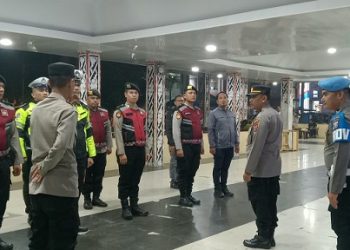 Wakil Perwira Penanggung Jawab Kasubsi Penmas IPDA Novi, S.Sos pimpin apel kesiapan Patroli Blue Light