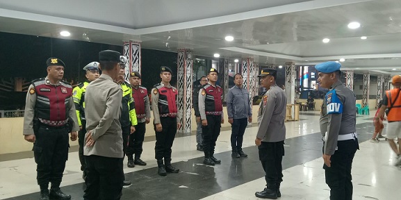 Wakil Perwira Penanggung Jawab Kasubsi Penmas IPDA Novi, S.Sos pimpin apel kesiapan Patroli Blue Light