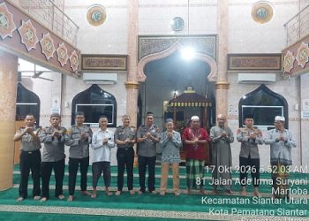 Kabag SDM KOMPOL Maralidang Harahap didampingi Kasat Samapta AKP Abdi Tansar SH. MH, KBO Sat Samapta IPTU Pitra Jaya Surya Putra SH dan personil tersprint sholat subuh keliling di Mesjid Al Hanif