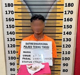 Pelaku S alias IF dan barang bukti diamankan di Polres Tebing Tinggi