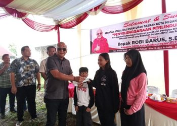 Ketua Fraksi PDI Perjuangan DPRD Kota Medan, Robi Barus SE M.AP bagikan masker ditengah kabut asap yang melanda ditengah pelaksanaan Sosialisasi Perda Kota Medan Nomor 6 Tahun 2023 tentang Penyelenggaraan Perlindungan Anak di Jalan Rezeki No. 9, Kelurahan Sei Sikambing D, Kecamatan Medan Petisah (Foto Ist)