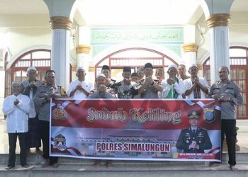Kapolres Simalungun AKBP Dr. Hendri Nupia Dinka Barus, S.H., S.I.K., M.M Salat Berjamaah Masjid Al Hidayah, Jalan Medan, Kelurahan Sinaksak, Kecamatan Tapian Dolok