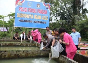 Kapolrestabes Medan Kombes Pol Dr. Jean Calvijn Simanjuntak, S.I.K., M.H bersama Ketua Bhayangkari Cabang Kota Besar Medan, Ny. Nelly Calvijn, Kapolsek Medan Baru Kompol Bambang Gunanti Hutabarat, S.H., M.H dan jajaran saat menebar 16.000 bibit di delapan kolam besar di Jalan Melati, Kelurahan Sari Rejo, Kecamatan Medan Polonia (Foto Ist)