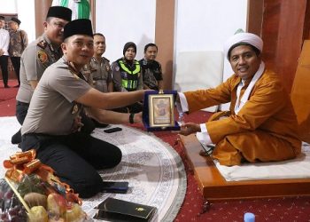 Kapolres Simalungun AKBP Dr. Hendri Nupia Dinka Barus, S.H., S.I.K., M.M., mewakili Kapolda Sumatera Utara (Sumut) menghadiri Haul ke-17 Tuan Guru Batak (TGB) Syekh Abdurrahman Rajagukguk di Pondok Persulukan Serambi Babussalam Simalungun