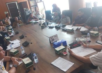 Komisi 4 DPRD Kota Medan dipimpin Paul Mei Anton Simanjuntak saat RDP membahas ongkos gratis bagi pelajar di Kota Medan. (Foto Ist)