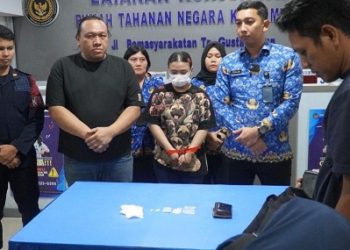 Terduga wanita pelaku penyeludupan narkoba di Rutan Kelas I Medan yang diamankan kini diserahkan ke Polsek Medan Helvetia. (Foto Ist)