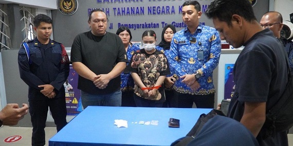 Terduga wanita pelaku penyeludupan narkoba di Rutan Kelas I Medan yang diamankan kini diserahkan ke Polsek Medan Helvetia. (Foto Ist)