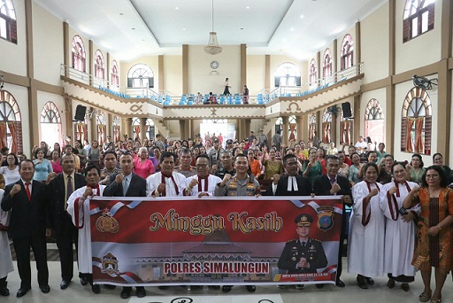 Kapolres Simalungun AKBP Dr. Hendri Nupia Dinka Barus, S.H., S.I.K., M.M., melaksanakan Safari Minggu Kasih di Gereja HKBP Serbelawan