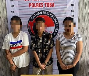 Tiga wanita yang diamankan dari rumah kos di Balige oleh Polres Toba. (Foto Ist)