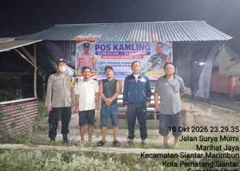 Bhabinkamtibmas AIPTU Fernandes Munthe dan AIPDA Saut Haloho melaksanakan kegiatan SALING (Sapa Siskamling) di Pos Kamling Jalan Melanthon Siregar Gang PD