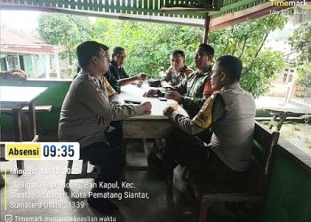 Bhabinkamtibmas AIPTU S. Ambarita, AIPDA Nurdin dan BRIPKA Sunandar melaksanakan sambang di Jalan Sibatu Batu