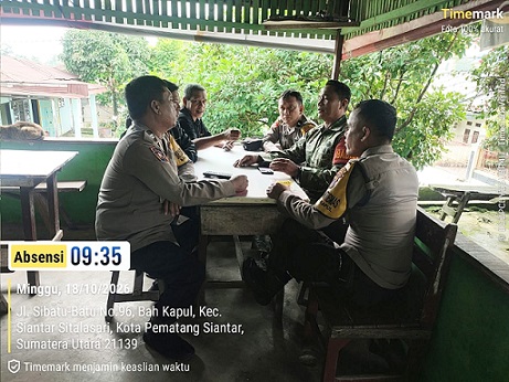 Bhabinkamtibmas AIPTU S. Ambarita, AIPDA Nurdin dan BRIPKA Sunandar melaksanakan sambang di Jalan Sibatu Batu