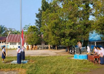 Kapolsek Bandar Huluan IPTU Patar Banjarnahor SH. MH pembina upacara dalam rangkaian kegiatan Police Go To School di SMP Negeri 1 Pematang Bandar