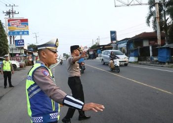 Kapolres Simalungun AKBP Dr. Hendri Nupia Dinka Barus, S.H., S.I.K., M.M didampingi Kasat Lantas AK Friska Susana SH, Kanit Turjawlai IPDA Andri Asih Saragih SH, jajaran Kanit saat gatur lalin Jalur Lintas Sumatera Siantar-Medan, Sinaksak, Tapian Dolok
