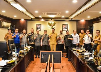 Ketua Komisi 4 DPRD Kota Medan, Paul Mei Anton Simanjuntak dan jajaran anggota komisi berfoto bersama Wali Kota Medan Rico Tri Putra Bayu Waas, Wakil Wali Kota Zakiyuddin Harahap usai rapat. (Foto Ist)