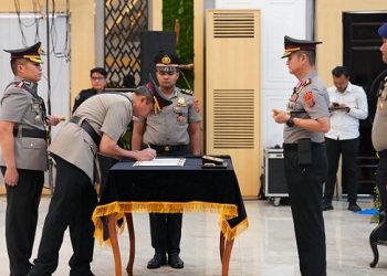 Kapolda Sumut Irjen Pol. Sonny Irawan, S.I.K., M.H., memimpin langsung upacara sertijab Wakapolda Sumut dan Kapolresta Deli Serdang di Aula Tribrata Polda Sumut (Foto Ist)