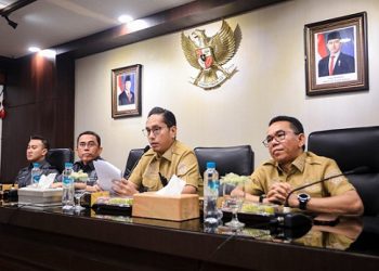 Ketua Komisi 4 DPRD Kota Medan, Paul Mei Anton Simanjuntak didampingi Wakil Ketua Komisi 4 Muhammad Afri Rizki Lubis saat kunjungan kerja yang diterima Wali Kota Medan Rico Tri Putra Bayu Waas didampingi Wakil Wali Kota H Zakiyuddin Harahap serta jajaran pimpinan organisasi perangkat daerah (OPD). (Foto Ist)