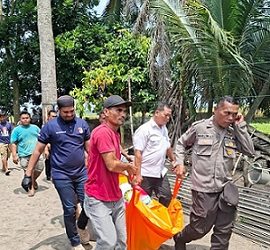Personil Polsek Tanah Jawa dan Tim Inafis saat evakuasi jenajah korban