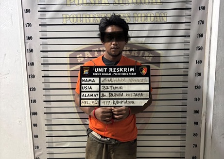 Pelaku maling apotek di Medan Selayang yang ditangkap personel Polsek Medan Sunggal. (Foto Ist)