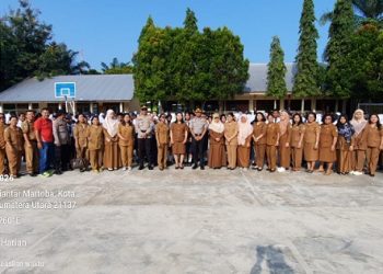 Wakapolres Pematangsiantar Kompol Budiono Saputro SH. MH hadir menjadi pembina upacara kenaikan bendera Merah Putih di SMP Negeri 9