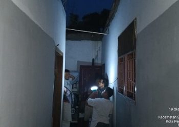 Polsek Siantar Martoba Respon Cepat Cek Rumah Warga Terkena Angin kencang di Gang Setia Baru