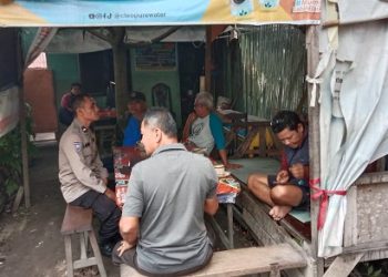 Bhabinkamtibmas AIPDA Saut M. Manurung dan AIPDA Surya Darma melaksanakan kegiatan Patroli Kampung Bebas dari Narkoba di Jalan Jawa