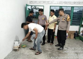 Kanit Binmas IPDA Nirwan Sirait bersama Bhabinkamtibmas AIPTU Januar Butar Butar, S.H, AIPDA Dedy Poltak Hamonangan Silalahi, S.H dan AIPDA Fadlan Fahmi S.H dampingi penjualan jagung petani binaan ke Bulog Cabang Pematangsiantar