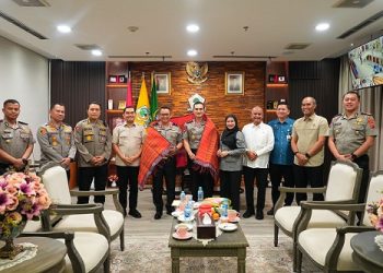Jajaran pimpinan DPRD Sumut Ketua DPRD Sumut Erni Sitorus, Wakil Ketua DPRD Sumut Dr Sutarto dan H Ihwan Ritonga saat memakaikan ulos kepada Kapolda Sumut, Irjen Pol Sonny Irawan saat bersilaturahmi (Foto Ist)