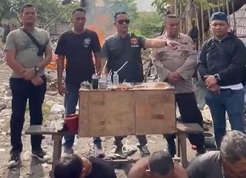 Kanit Reskrim Polsek Medan Baru, Iptu M Yusuf Dabutar dan personil lainya saat gelar operasi sarang narkoba di Jalab Karya Sejati Gang H, Medan Polonia yang berhasil menciduk tiga pria. (Foto Ist)