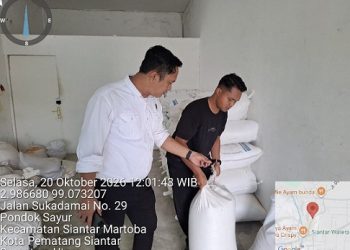 KBO Sat Narkoba IPDA Ganda Rejeki Sinaga SH wakili Kasat Narkoba serahkan jagung ke gudang Bulog Cabang Pematangsiantar