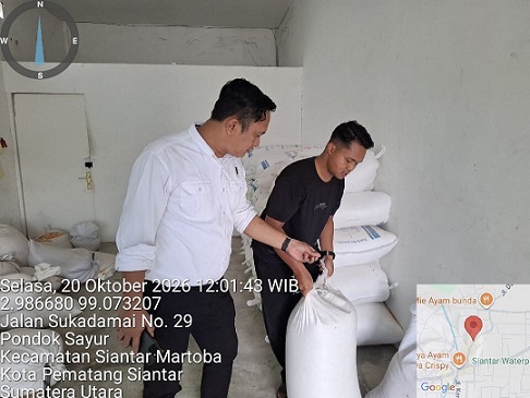 KBO Sat Narkoba IPDA Ganda Rejeki Sinaga SH wakili Kasat Narkoba serahkan jagung ke gudang Bulog Cabang Pematangsiantar