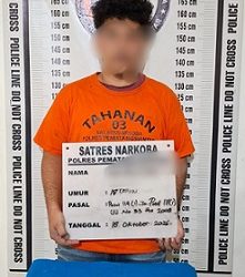 Tersangka GDS dan barang bukti diamankan di Kantor Sat Resnarkoba Polres Pematangsiantar